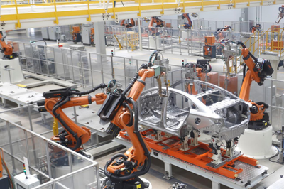 智能制造成就卓越品質(zhì) 北京汽車株洲二工廠開放日迎智能機器人銷售新體驗