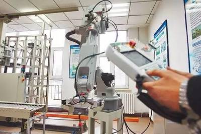 智能機器人的研發(fā) 企業(yè)如何推進“機械化減人、自動化換人”的高效轉(zhuǎn)型