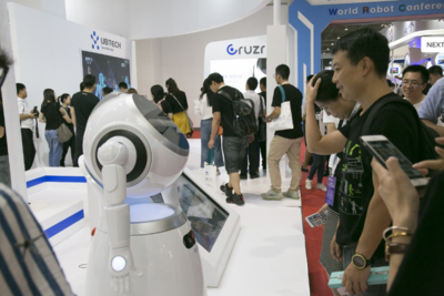 能迎賓講解還會推銷？世界機器人大會上，深圳制造的智能“服務員”為何如此出彩