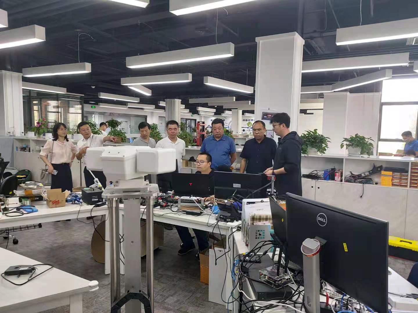 攜手并進，智造未來 我校與沈陽呂尚科技公司深化校企合作，共探智能機器人研發新篇章